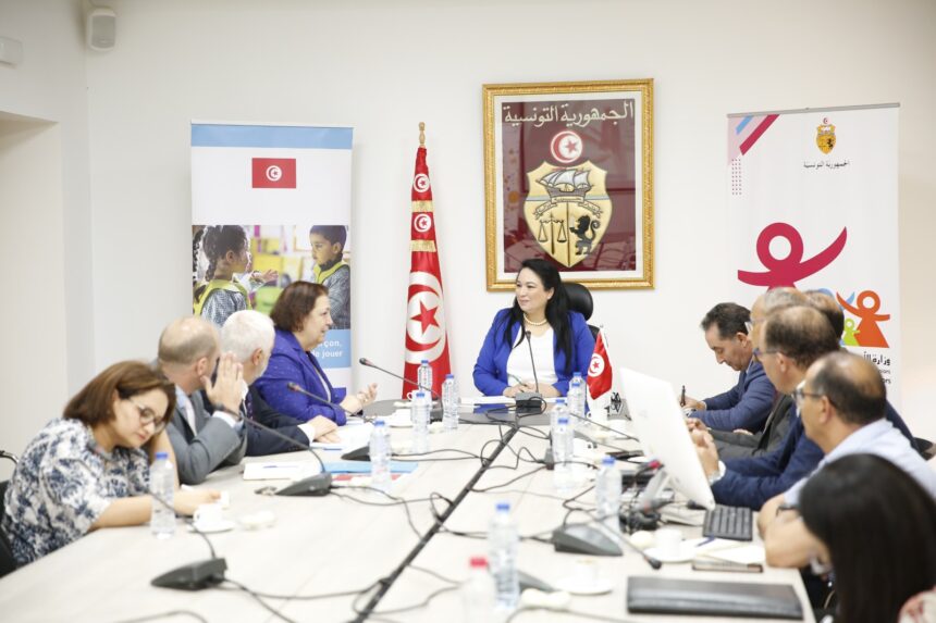 Au cours de la réunion, à laquelle a participé le chef du bureau de l'UNICEF en Tunisie, Michel LePechoux, la ministre a souligné que le département œuvre avec le soutien du bureau de l'UNICEF à Tunis pour ouvrir un nouveau lot de jardins d'enfants publics "inclusifs" dans les zones densément peuplées et prioritaires