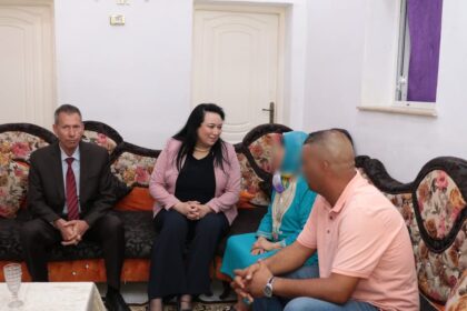 A cette occasion, la ministre a pris connaissance des conditions de résidence des deux bénéficiaires, âgées de 74 ans et 78 ans, placées dans deux familles alternatives, saluant les efforts déployés par les membres des deux familles dans la prise en charge sanitaire et psychologique des deux dames.