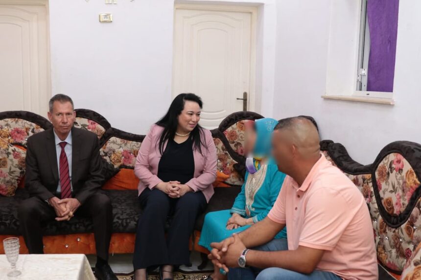 A cette occasion, la ministre a pris connaissance des conditions de résidence des deux bénéficiaires, âgées de 74 ans et 78 ans, placées dans deux familles alternatives, saluant les efforts déployés par les membres des deux familles dans la prise en charge sanitaire et psychologique des deux dames.