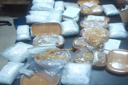 Lorsque l’objet saisi a été présenté à l’expert spécialisé, celui-ci a indiqué que la quantité d’or pesait 6.413 grammes et était évaluée à 1,17 million de dinars (de 18 et 9 carats), et que la quantité d’argent saisie pesait au total 27.570 grammes, d’une valeur de 110 mille dinars.