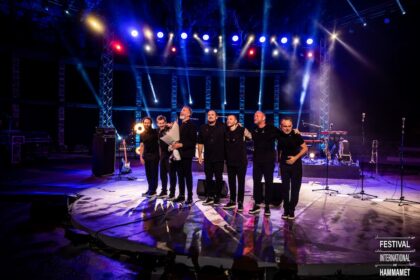 Quinze morceaux ont été interprétés sur plus d'une heure et demie par le leader du groupe, James Copley, accompagné de six musiciens, à la trompette, au clavier, au saxophone, à la basse et à la batterie.