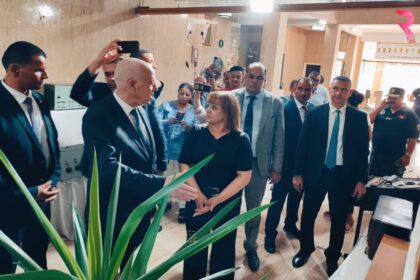 Il a, lors de sa rencontre avec la directrice générale de l'établissement, évoqué l'histoire de la radio tunisienne, mettant en avant son rôle culturel et éducatif ainsi que sa contribution dans l'affinement du goût du public.