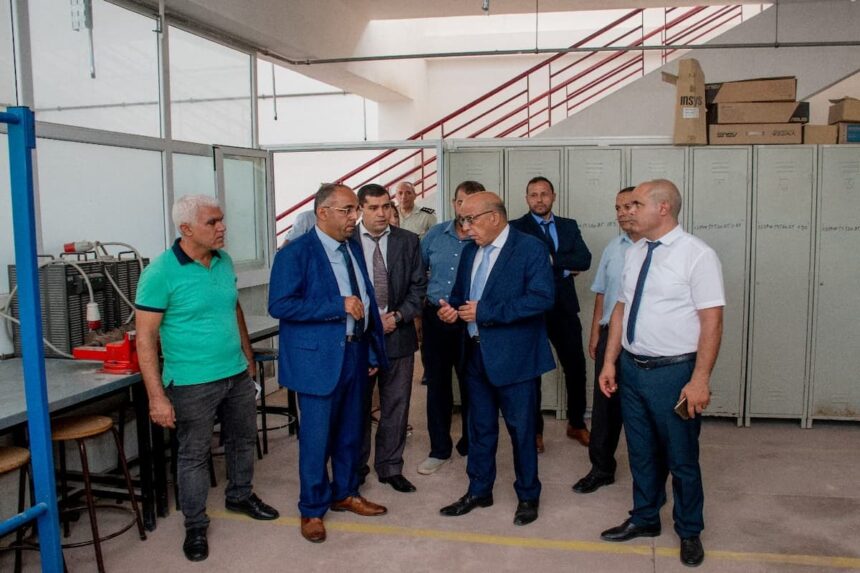 Il a souligné l'importance de coordonner la coopération avec les autorités régionales et locales afin de prendre soin en permanence des espaces communs au sein des centres et des dortoirs.