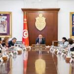 Kamel Maddouri présidant une réunion sur le code des eaux