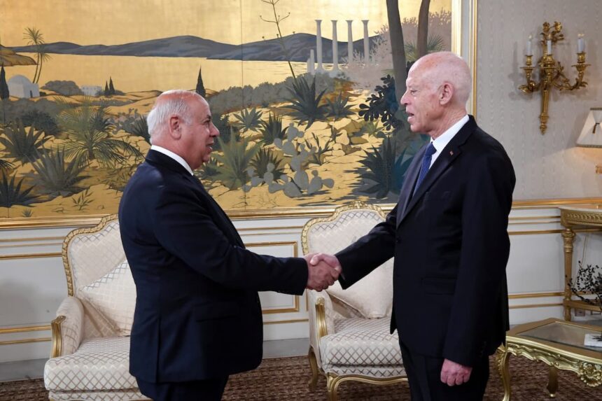 Il a également mis l'accent sur la volonté du Premier ministre irakien de renforcer davantage les relations tuniso-irakiennes, en intensifiant les visites réciproques, dans l'intérêt des deux pays et au service des deux peuples, tunisien et irakien.