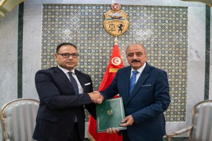 Cette rencontre a été l'occasion pour Mohamed Ali Nafti d'exprimer ses salutations à Bassem Yahia Hassan et de l'informer que le Ministère est à sa disposition pour lui assurer les meilleures conditions de travail.