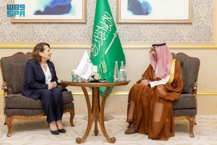 La réunion a porté sur les mécanismes de renforcement de la coopération tuniso-saoudienne dans les secteurs de l’industrie et des mines, selon un communiqué publié par le ministère de l’Industrie, des Mines et de l’Énergie sur sa page Facebook officielle.