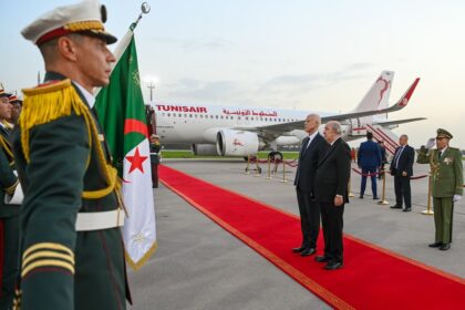 Il a été accueilli par son homologue algérien Abdelmadjid Tebboune, à l'aéroport international Houari-Boumédiène où ils ont salué les deux drapeaux au son de l'hymne national des deux pays.