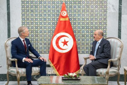 Dans le même contexte, le ministre a échangé avec l’Ambassadeur sur les voies et moyens permettant de renforcer davantage les relations commerciales et économiques bilatérales.