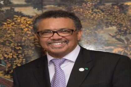 Des facteurs comme l'urbanisation, de mauvaises pratiques en matière d'eau, d'assainissement et d'hygiène, ainsi que les voyages internationaux, facilitent la propagation rapide de cette maladie.