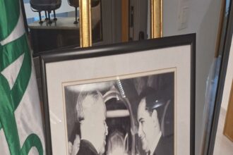 En hommage à son œuvre, un prix destiné à récompenser la recherche pharmaceutique portera désormais son nom, perpétuant ainsi la mémoire de l’un des bâtisseurs de la profession pharmaceutique.