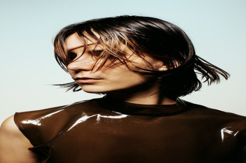 Caractérisée par son autonomie, Calling Marian compose, enregistre, produit et mixe tous ses morceaux. La force de cette productrice est sa présence scénique ; que ce soit en DJ-set sur les scènes alternatives ou en live sur la scène de festivals majeurs comme Marsatac, Rock en Seine, Les Vieilles Charrues, Panoramas, Scopitone, Hop Pop Hop, les Nuits Sonores, le Sakifo, Le Fusion Festival...