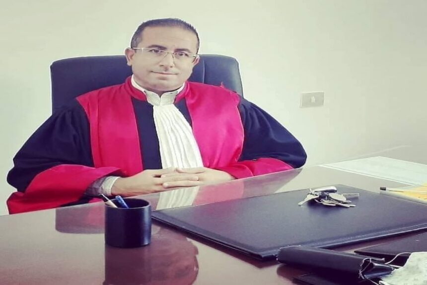 Concernant les contenus diffusés sur les réseaux sociaux, comme TikTok, le juge a également mentionné l'article 86 du Code des communications, qui punit les atteintes à la dignité via les réseaux de communication publics.