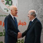 A noter que les festivités de la commémoration de la révolution de libération algérienne ont démarré jeudi à minuit par une cérémonie de levée des couleurs nationales et le rassemblement des citoyens dans les rues animées par les feux d'artifices et les coups de canon.