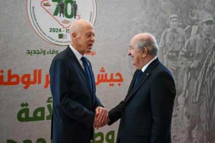 A noter que les festivités de la commémoration de la révolution de libération algérienne ont démarré jeudi à minuit par une cérémonie de levée des couleurs nationales et le rassemblement des citoyens dans les rues animées par les feux d'artifices et les coups de canon.