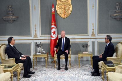 Dans ce contexte, le président Saïed a souligné que la Tunisie fait actuellement face à des défis de taille qui ne peuvent être relevés qu'au moyen d'une action collective engagée dans un esprit de partage des compétences et de sens de responsabilité historique nationale.