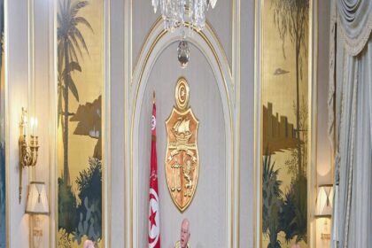 La cérémonie s’est déroulée en présence du ministre des Affaires étrangères, de la Migration et des Tunisiens à l’étranger, Mohamed Ali Nafti.