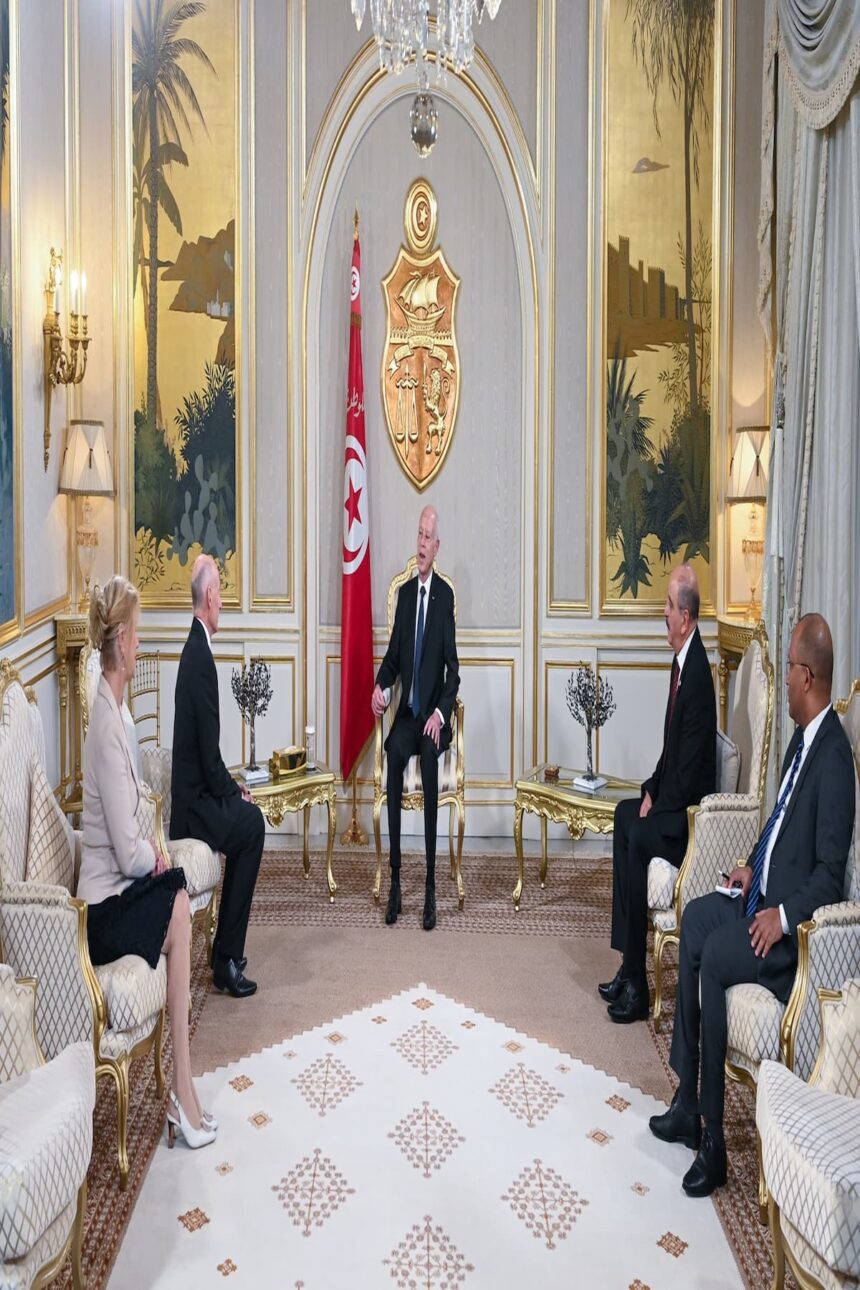 La cérémonie s’est déroulée en présence du ministre des Affaires étrangères, de la Migration et des Tunisiens à l’étranger, Mohamed Ali Nafti.