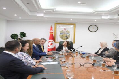 A noter, que Davis, qui a pris ses fonctions en octobre dernier, effectue actuellement sa première visite officielle en Tunisie, accompagné d’une délégation de haut niveau.