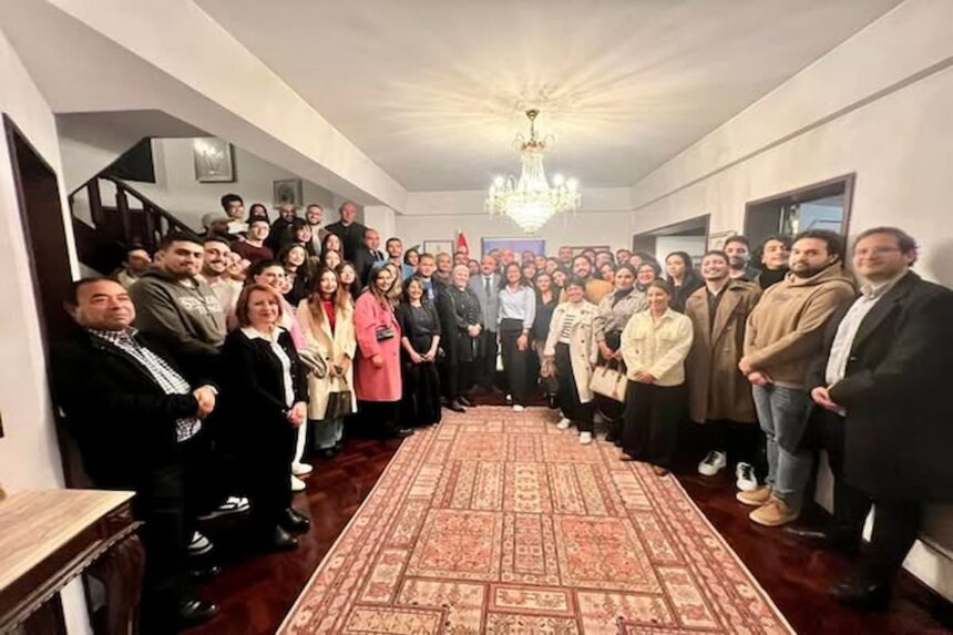 L'association contribue avec l'Ambassade, a-t-il dit, à des activités visant à promouvoir le patrimoine culturel tunisien et soutenant les efforts déployés en vue de développer l'investissement tunisien et la destination touristique.