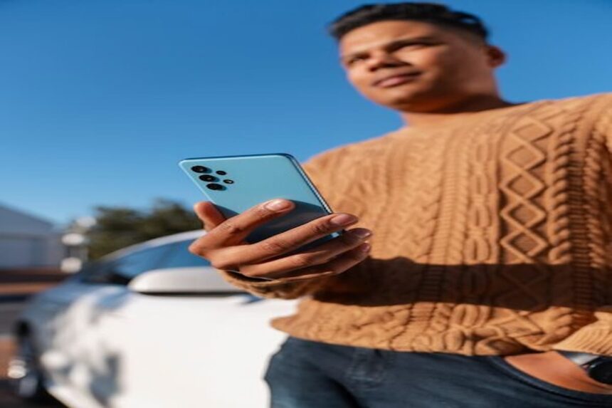 Le ministre a souligné que "l'interdiction de l'utilisation des smartphones dans les écoles et les lycées doit être appliquée littéralement et les délégués doivent appliquer cette décision dans tous les établissements éducatifs".