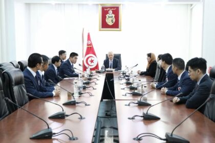 Ferjani a souligné l'importance de la coopération avec la République populaire de Chine, qui est considérée comme un partenaire stratégique de la Tunisie dans le renforcement du secteur de la santé.