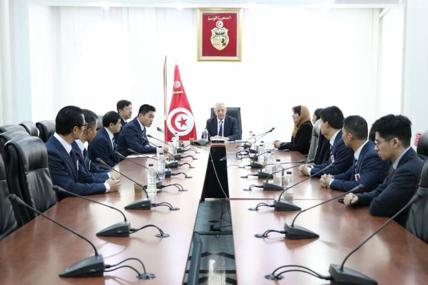 Ferjani a souligné l'importance de la coopération avec la République populaire de Chine, qui est considérée comme un partenaire stratégique de la Tunisie dans le renforcement du secteur de la santé.