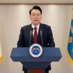 Ce procès est une première dans l'histoire de la Corée du Sud. En effet, Yoon Suk Yeol est le président en exercice du pays à être accusé d'insurrection et de trahison et à se voir interdire de voyager.