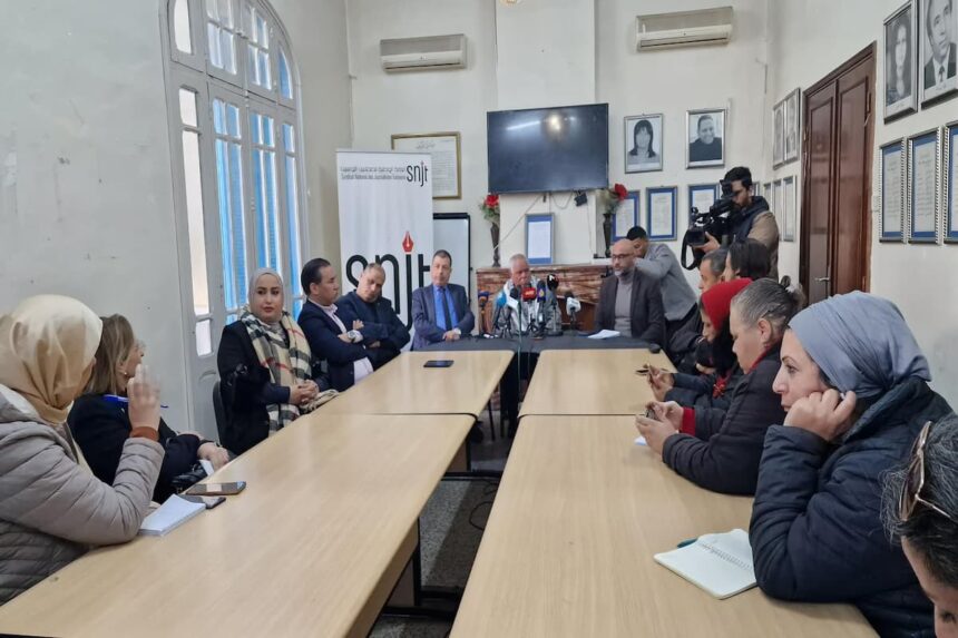 Zied Dabbar, président du SNJT, a estimé que "ce décret-loi vient saper un chapitre entier sur les droits et les libertés dans la Constitution", ajoutant que plus de 60 députés reconnaissent qu'il doit être amendé.