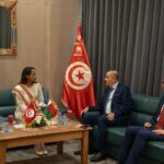 A l'issue de sa visite, la ministre malgache a pris connaissance des différents espaces de l'Académie diplomatique avant de consigner des mots sur le registre d'or de l'institution.