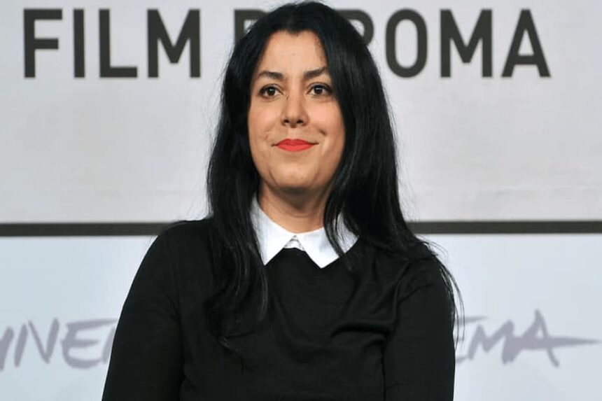 Marjane Satrapi a, en outre, partagé une vidéo sur le réseau social, expliquant que son geste est une "marque de solidarité avec les Iraniens, en particulier les femmes et la jeunesse iranienne, mais aussi avec (ses) compatriotes français retenus en otage en Iran".