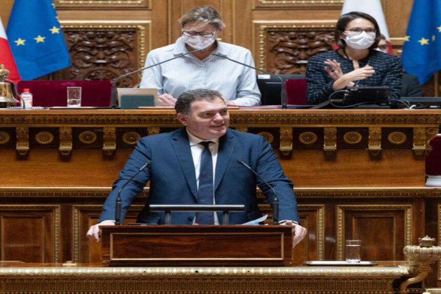 Selon BFMTV, l'enquête devra déterminer s'il a effectivement occupé ces postes.