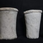 L’une des mastabas se situe près de la bordure nord de la colline de Saqqara, avec une superstructure et un puits protégé par un mur de calcaire menant à la chambre funéraire. La deuxième mastaba, située sur la pente rocheuse, présente une partie supérieure en briques de boue et un puits rectangulaire central.