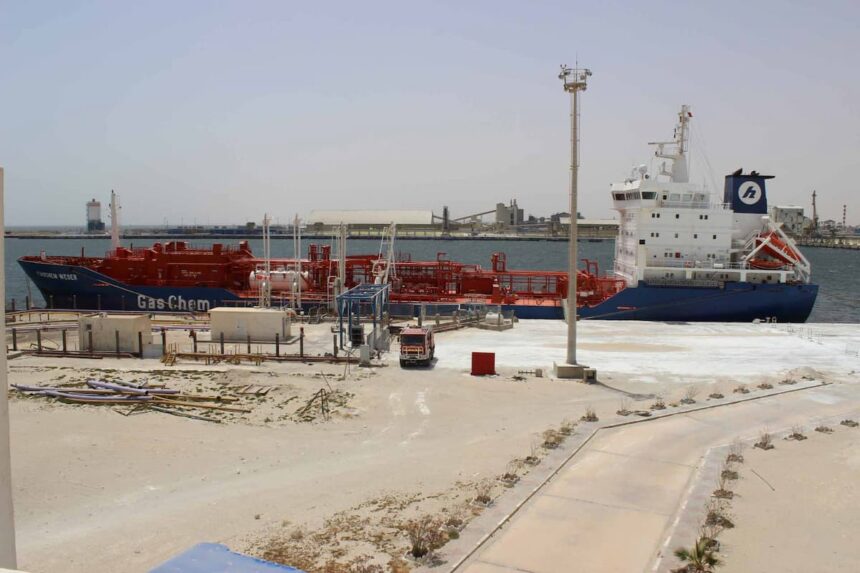 Le port bénéficie également de perspectives prometteuses, notamment avec la réalisation du projet des corridors économiques qui relieront la ville de Gabès aux régions du sud de l'Algérie, permettant d'attirer une grande partie des activités commerciales de ces régions.