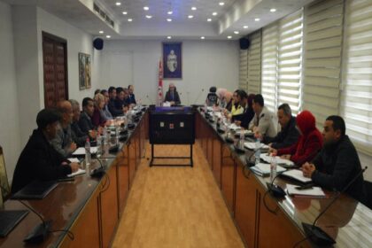 Il s'agit également de promouvoir la coordination continue entre les structures concernées, afin de promouvoir l'investissement, le développement, la création de richesses et de surmonter les diverses difficultés qui y sont liées.