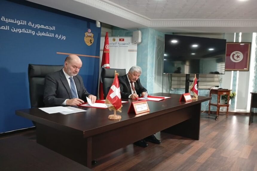 Un accord de partenariat Tuniso-Suisse visant la formation et l'intégration de près de 2000 jeunes tunisiens dans le marché de l'emploi tunisien a été signé.