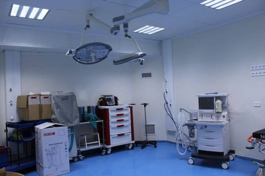 Selon un communiqué du ministère de la santé, l'hôpital régional de Kasserine a bénéficié d'équipements modernes pour les maladies cardiaques, la gynécologie-obstétrique, la rééducation fonctionnelle, l'ophtalmologie, ainsi que l'anesthésie et la réanimation.