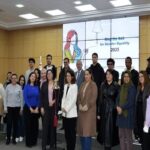 Cette cérémonie qu’organisent les Bourses dans le Monde, en étroite coordination avec la Fédération Internationale des Bourses de Valeurs (WFE) et l’Initiative SSE des Nations Unies, vise à promouvoir le principe d’égalité des genres et les droits de la femme auprès des acteurs de l’écosystème entrepreneurial.