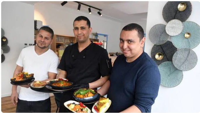 Angers, place Sémard, le 14 avril 2025. Afif Khalfet (à droite), Makram Lamari (à gauche) et le chef Mongi Sahal présentant quelques plats de La Goulette. | CO – MICHEL DURIGNEUX