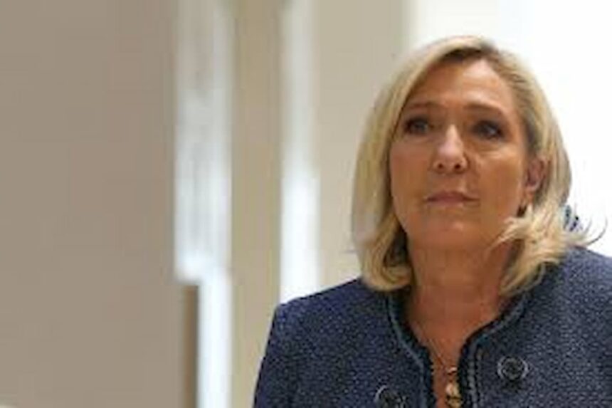 Le RN ne dénonce pas uniquement ce qu’il considère comme une condamnation injuste de Marine Le Pen, mais affirme également que la démocratie française elle-même est mise à mal. Pour l'extrême droite, la France se transforme en une « dictature judiciaire » cherchant à priver le peuple de son droit d’expression.