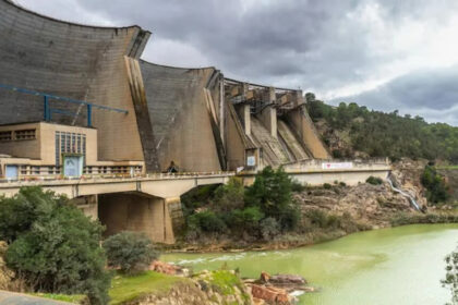 Le barrage situé à Béja a reçu plusieurs dizaines de millions de mètres cubes, notamment à la suite du déversement des barrages de Mellègue et de l’oued Mellègue, ainsi que des précipitations enregistrées dans les régions de Ghardimaou, Oued Melliz et les zones avoisinantes.
