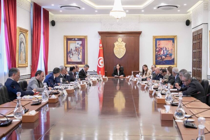 La commission a en outre examiné le projet de réhabilitation de la ligne ferroviaire n° 6 reliant la Tunisie et Kasserine et de doublement de la ligne ferroviaire n°22, dans sa partie reliant Moknine et Mahdia.