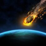 Cette météorite se présente sous la forme d’une boule de feu : un fragment rocheux sphérique pénétrant l’atmosphère à grande vitesse, estimée entre 200 et 300 km/h, et que la friction avec l’air crée cet effet lumineux spectaculaire.