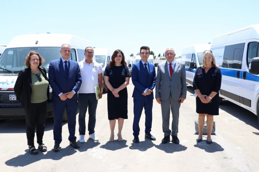 Mustapha Ferjani et l'ambassadeur de l'Union Européenne en Tunisie Giuseppe Perrone ont participé à la cérémonie de remise de ces véhicules et équipements dans le cadre du programme "Essaha Aziza".