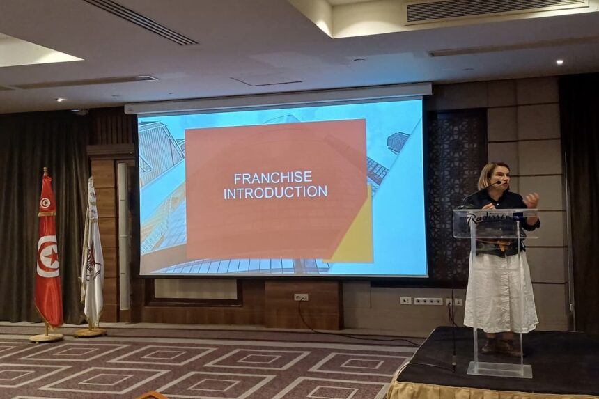 Il convient de rappeler que les contrats de franchise, régis par l’article 14 de la loi relative au commerce de distribution, permettent à un titulaire de marque (franchiseur) d’accorder à une personne physique ou morale (franchisé) le droit d’exploiter cette marque pour la distribution de produits ou la prestation de services, moyennant une redevance.