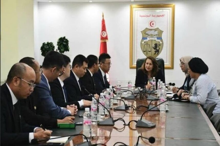 Ce projet d’envergure mobilisera un investissement initial estimé à 800 millions de dinars, avec une capacité de transformation d’un million de tonnes de phosphate par an lors de la première phase.