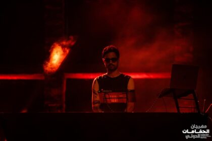 Né du désir de réhabiliter les rythmes tunisiens dans une écriture contemporaine, « SINOUJ » est un projet hybride, collaboratif, mais porté par la vision de Benjemy.