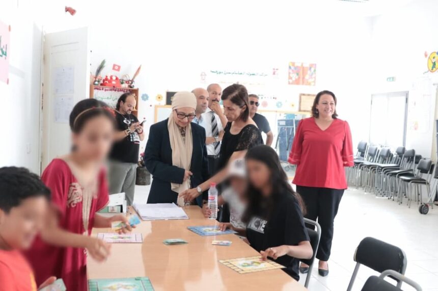 Elle a débuté sa tournée par le Centre intégré de la jeunesse et de l’enfance de Bizerte, qui accueille plus de 200 enfants. Sur place, elle s’est enquis des conditions d’hébergement ainsi que des services proposés aux jeunes bénéficiaires.