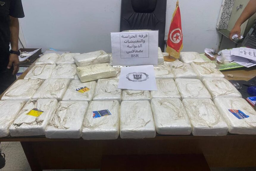 Les services douaniers de Sfax ont saisi en coordination avec les services de Skhira et de Regueb 42929 grammes de cocaïne d’une valeur estimée à plus de 12,8 millions de dinars.
