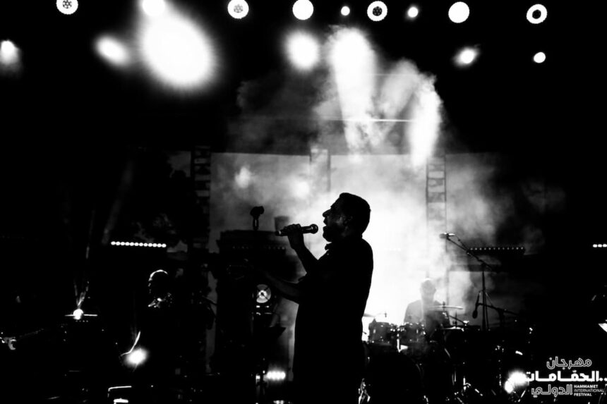 L’ombre de l’affaire qui a marqué la carrière de Cheb Mami n’a jamais cessé de planer. En 2009, le chanteur avait été condamné en France à cinq ans de prison pour « violences volontaires » et « tentative d’avortement forcé » sur son ex-compagne.